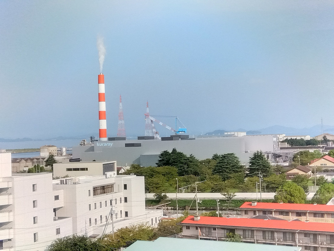 海辺の工場群と瀬戸内海が見えます。