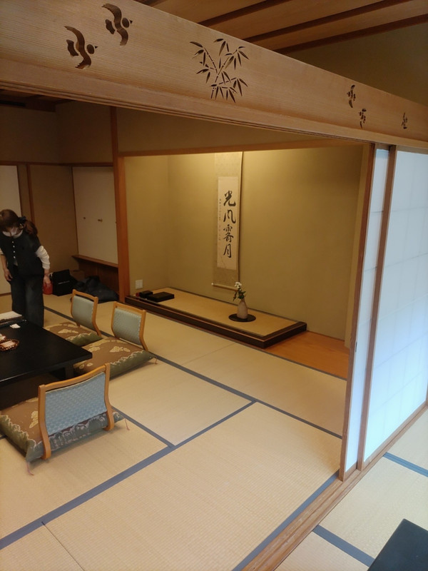 客室です。12畳ですので、布団を敷いて下さり、6名で宿泊です