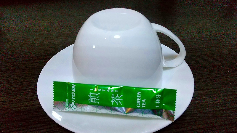 部屋の飲み物はこれだけ。やや寂しかった