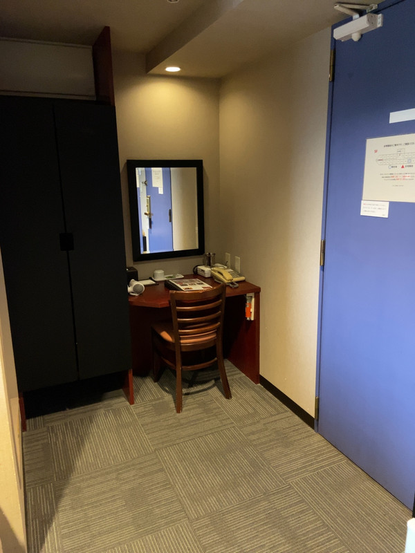 小さな机とクローバーがドアの横に