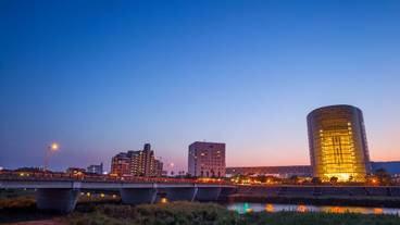 施設の正面 (日没後) / 4