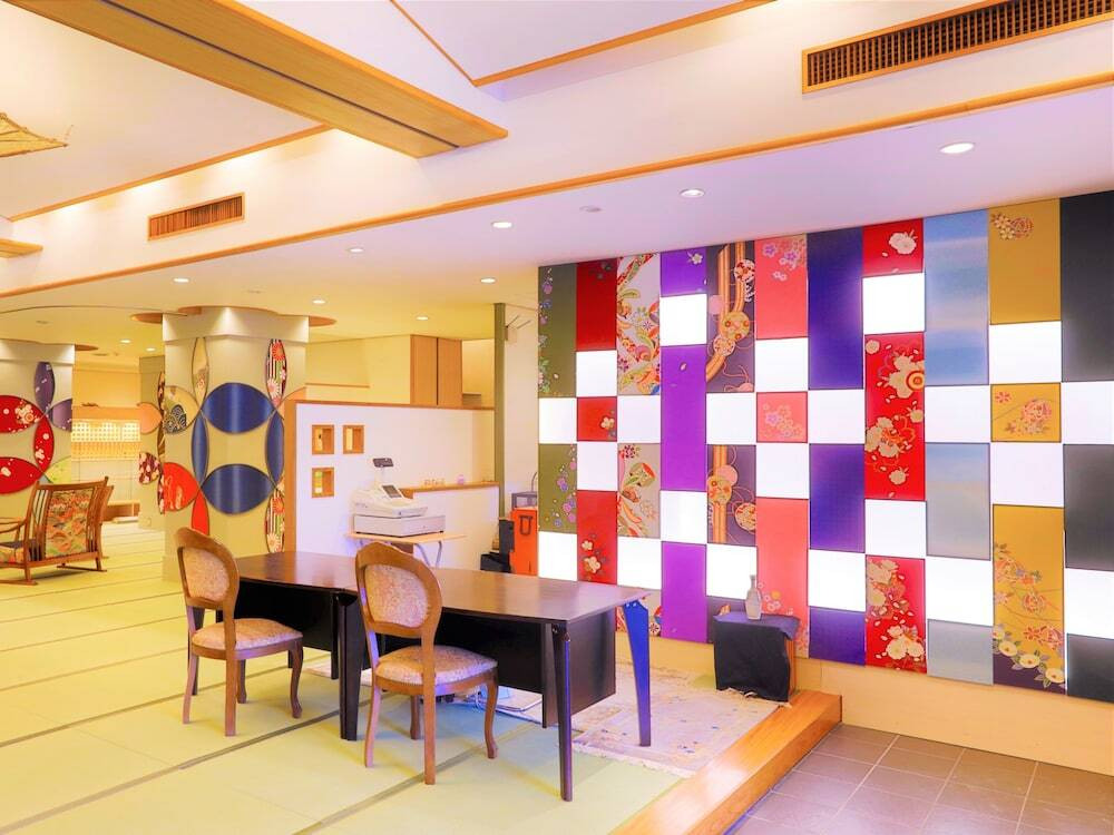 着物で彩られた全館畳敷きの宿 楽山やすだ（キモノデイロドラレタゼンカンタタミジキノヤド ラクヤマヤスダ） / 1