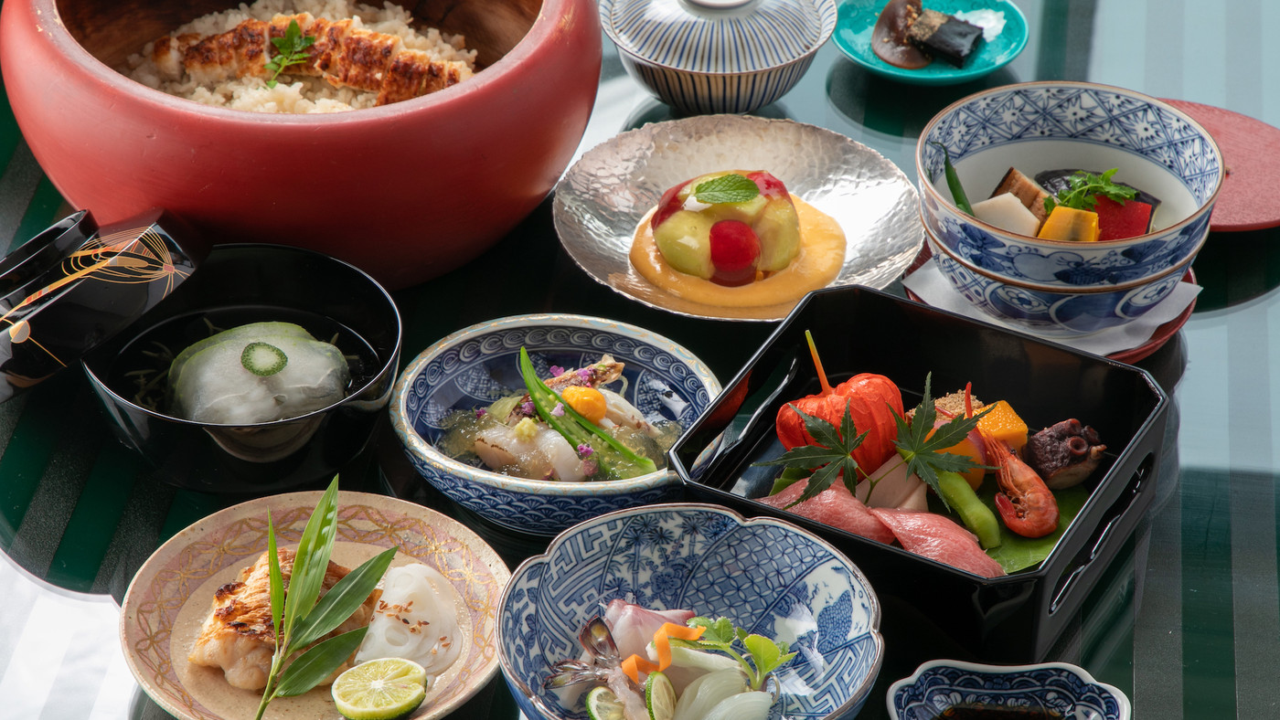 8組限定の贅沢なホテルで仕出し料理を味わう3933266