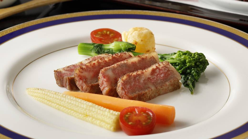 創業当時から受け継ぐ
贅沢な懐石料理 / 4