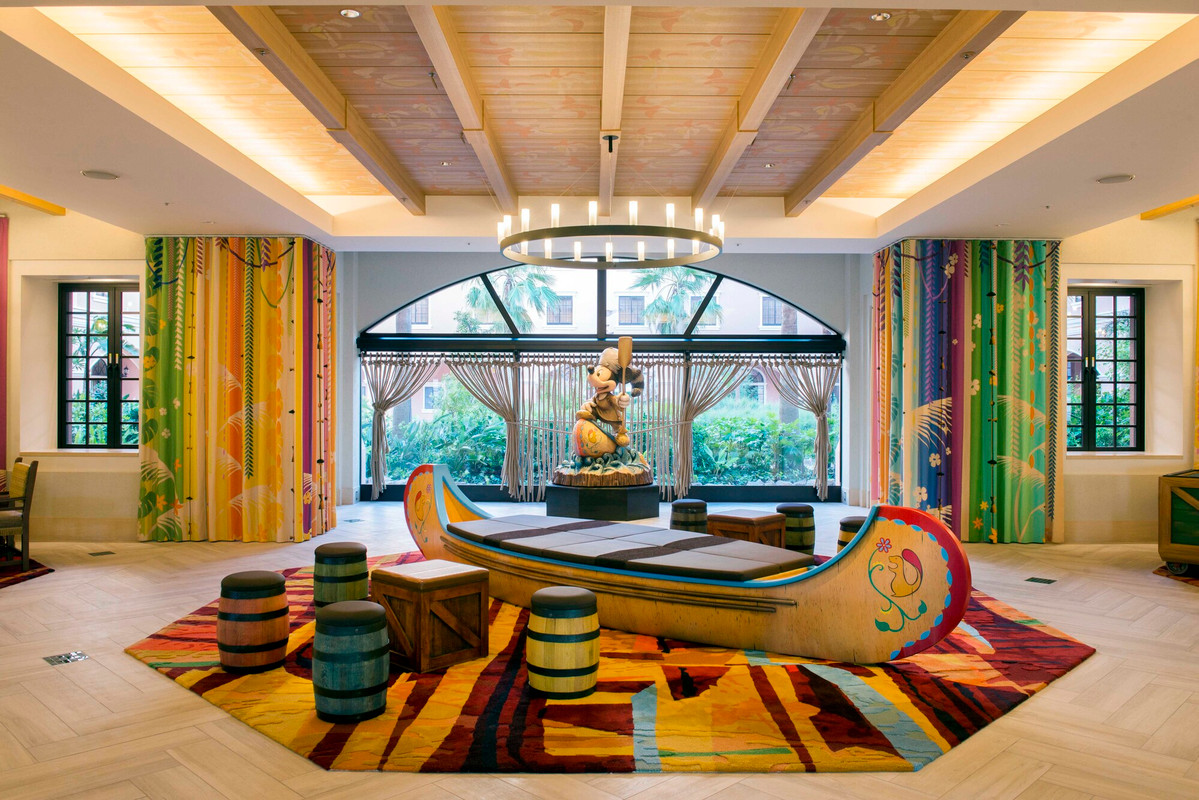 "ディスカバー"ロビー