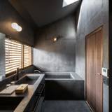 天窓から光差す「串団子」の浴室 / 2