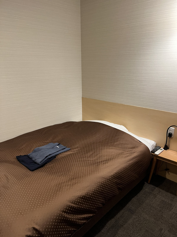 部屋は広めのシングルルーム