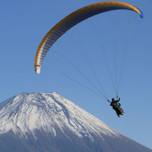 富士山を横目に空中飛行！「アサギリ高原パラグライダースクール」／静岡