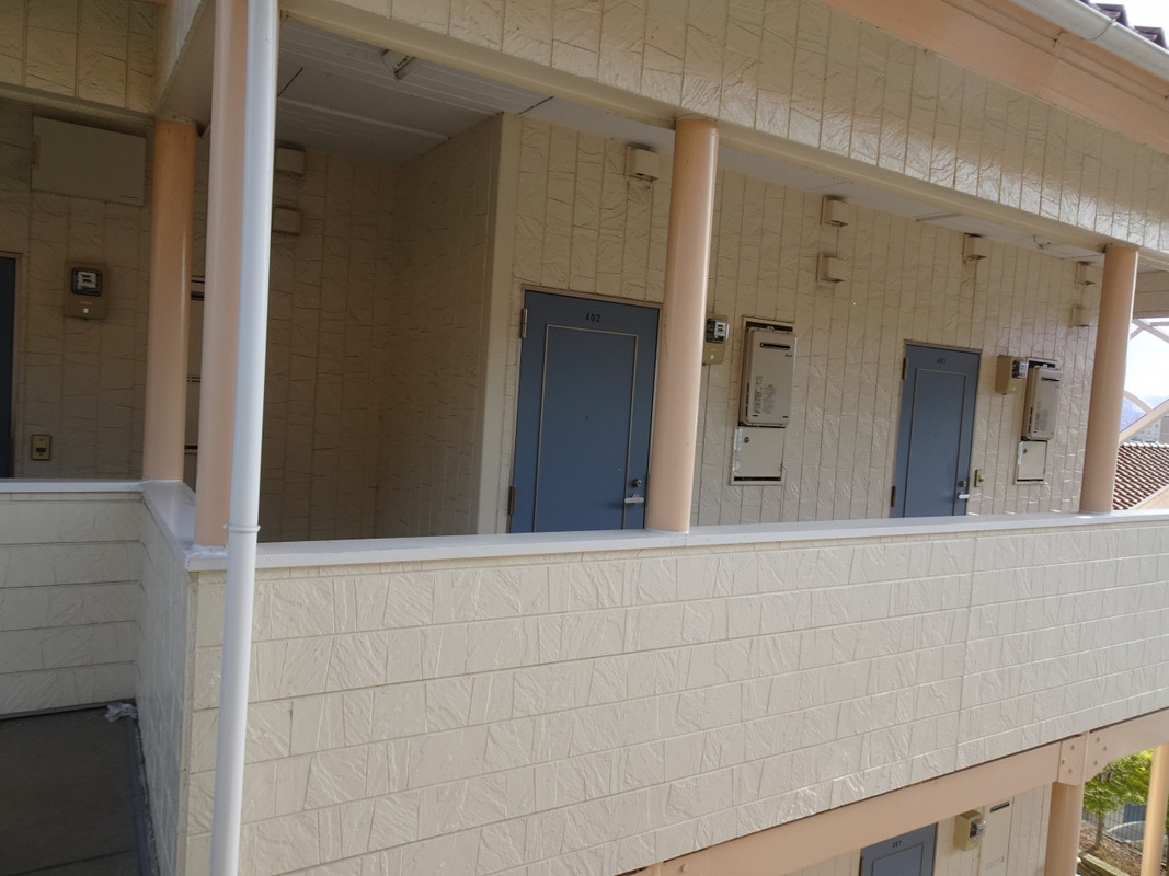 窓を開けると向かいの棟が