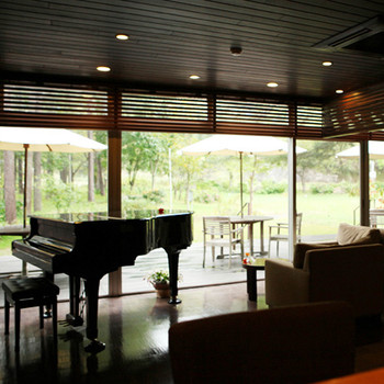 庭の景色が楽しめる・ラウンジ3670693