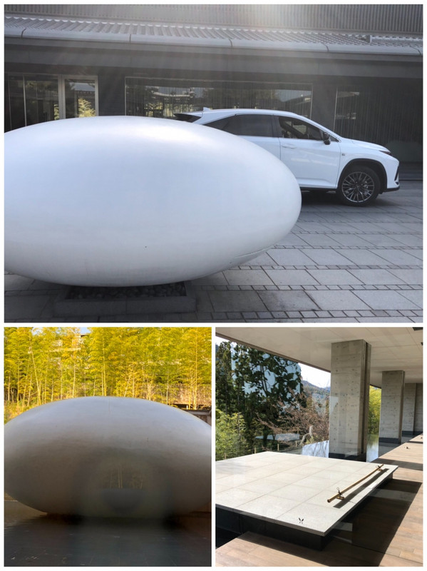 ホテルのエントランスとモニュメント