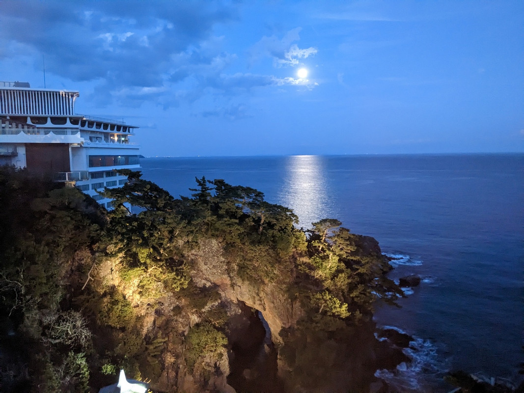 左は昔のホテルニューアカオ 閉館中