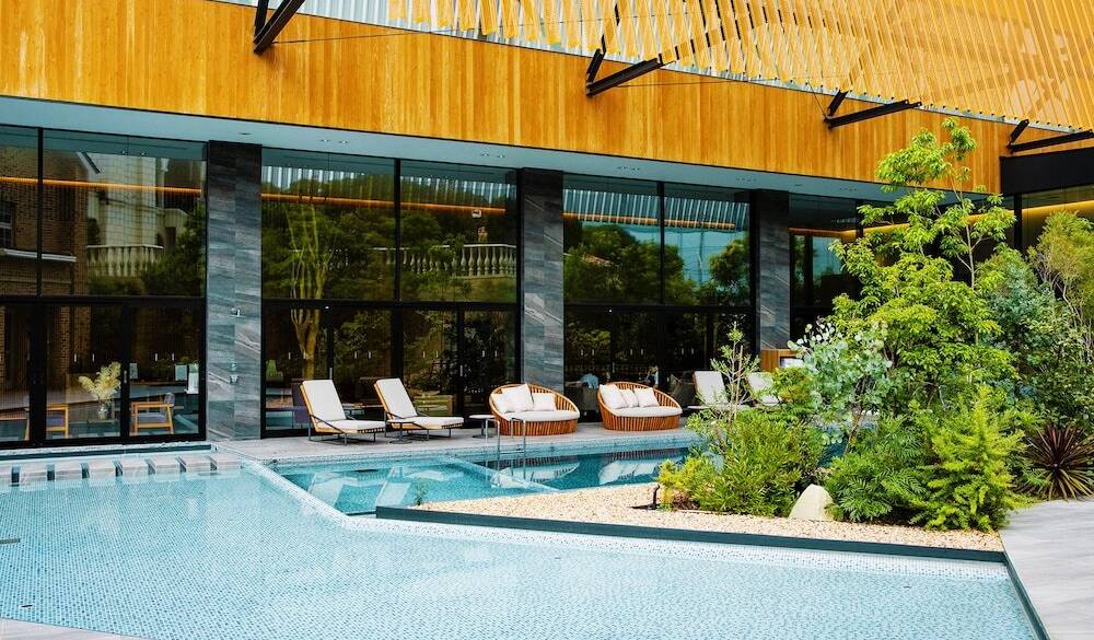 ホテル外観とガーデンプール / 1