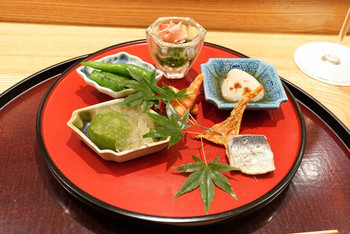 「日本料理 太月」 料理 69085437 八寸：伏見唐辛子焼き浸し、ゴマふぐ白子ポン酢かけ、 車えびの押し鮨、いわしの梅煮、ばちこ、 梅の白ワイン煮、つるむらさき