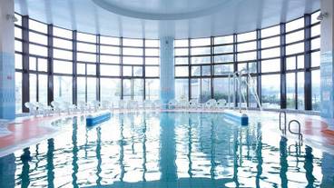 天然温泉を使用した屋内プール / 1