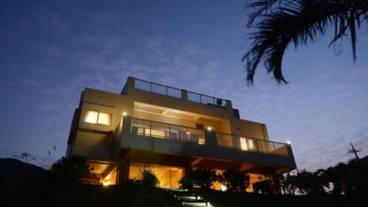 施設の正面 (日没後) / 1