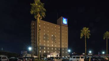 施設の正面 (日没後) / 7