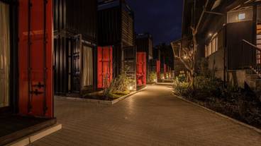 施設の正面 (日没後) / 2