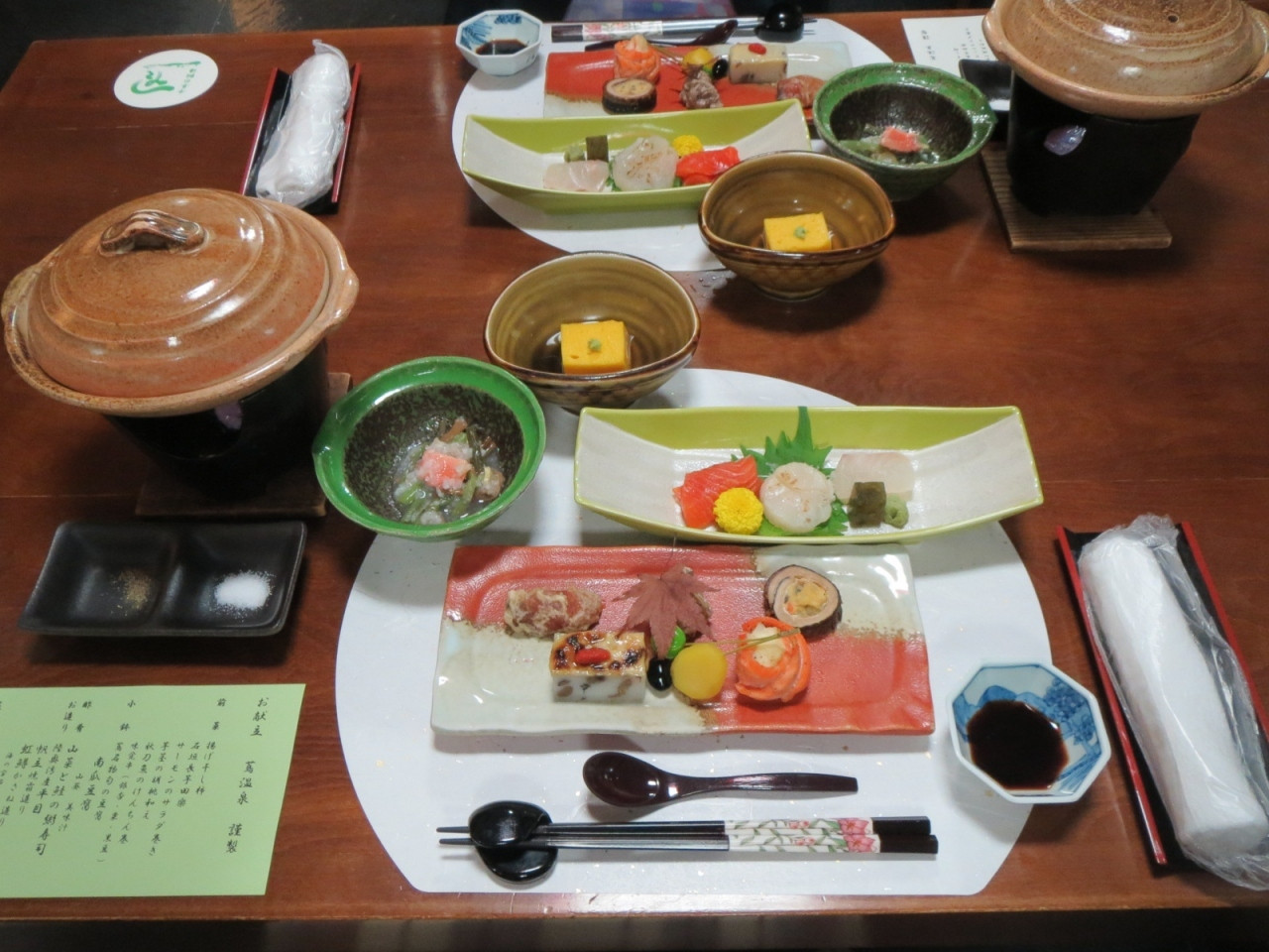 おいしい食事を前に彼との会話も弾む3701866