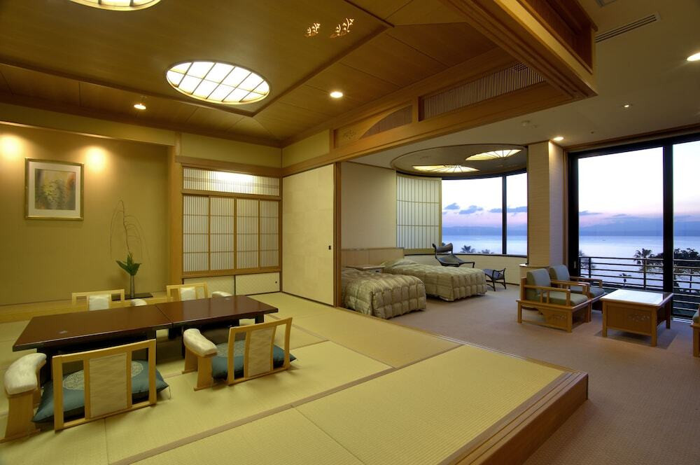 黒豚しゃぶしゃぶにさつま揚げ、豪華会席に多彩な温泉施設が魅力4022201