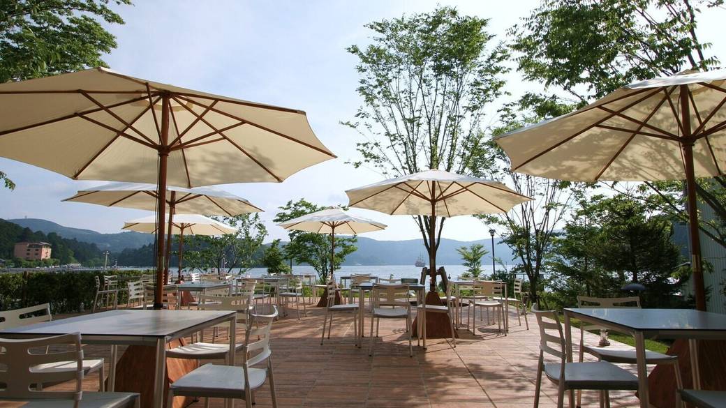 芦ノ湖を眺めながら
ワンちゃんとランチ / 1