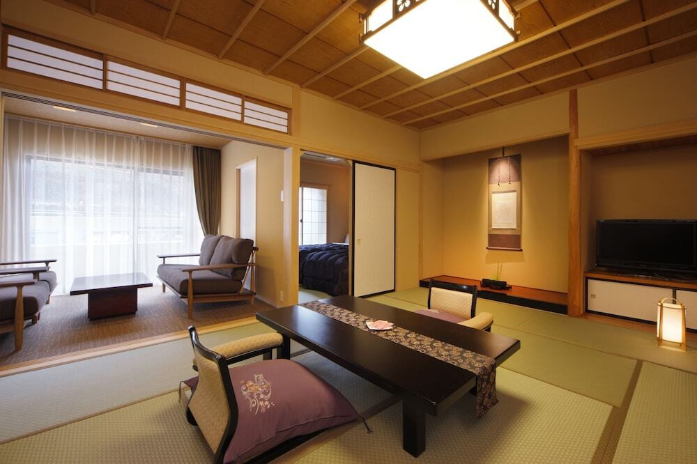 八番館 ベッド付和室一例