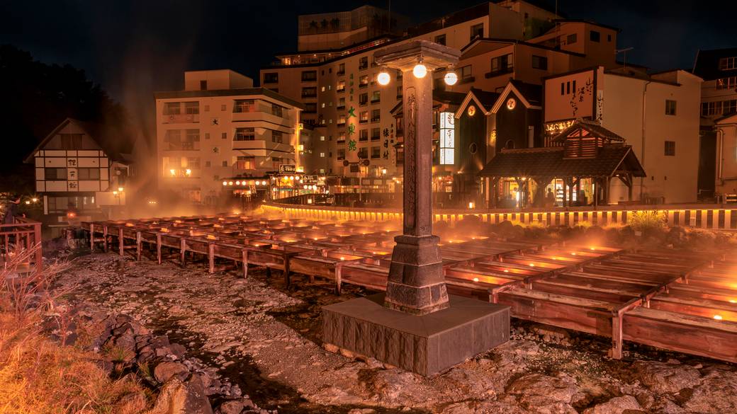 暮れゆく街をてくてく
「湯畑」周辺を観光 / 2