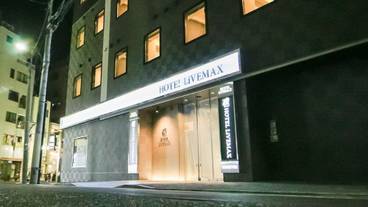 施設の正面 (日没後) / 2