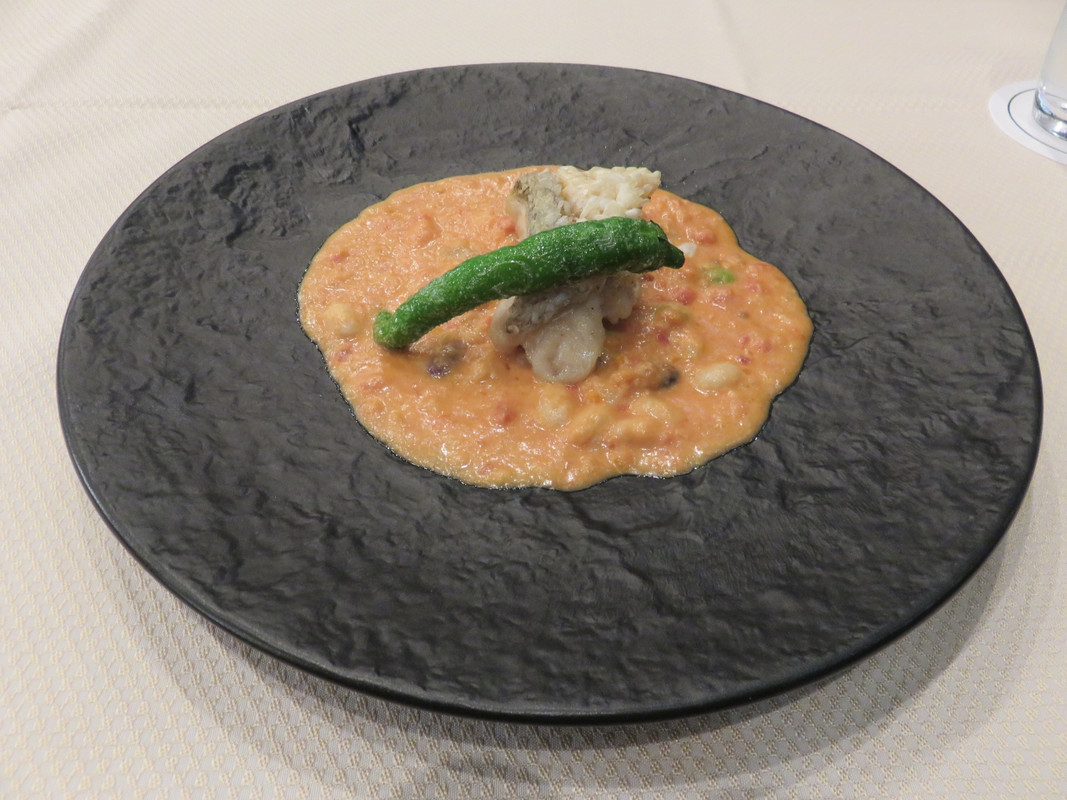 魚はサクサク美味しいがソースが塩辛い