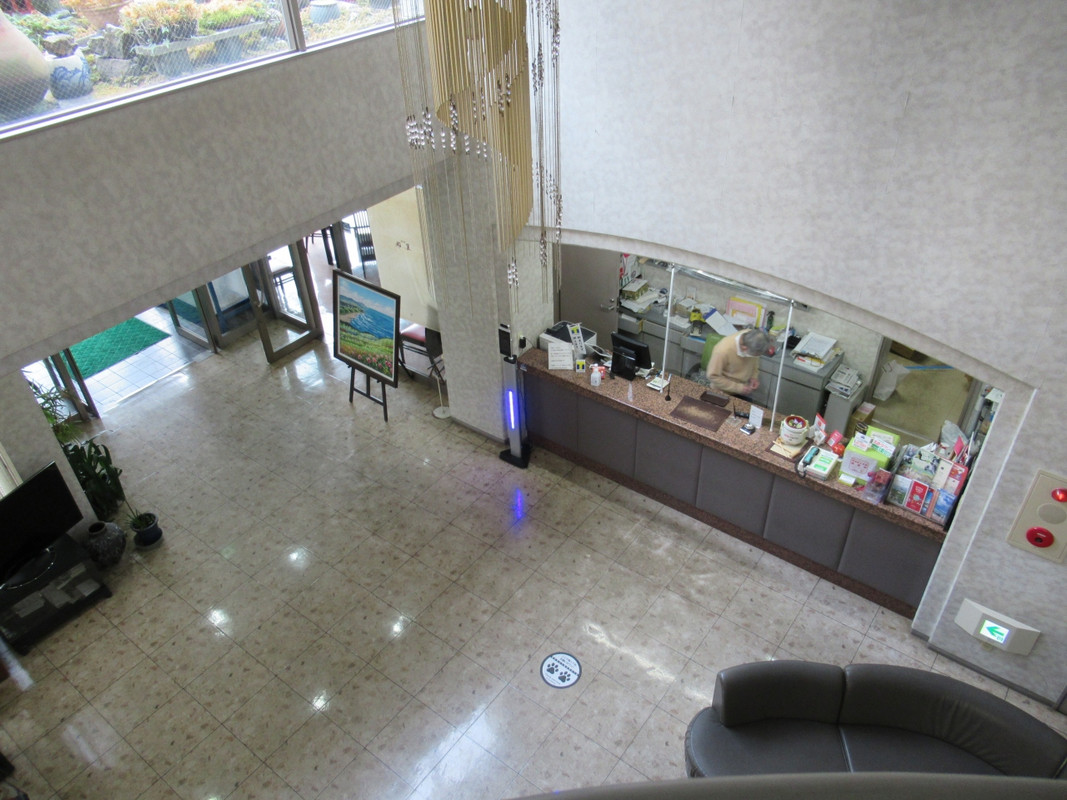 吹き抜けロビーから見下ろしたフロント