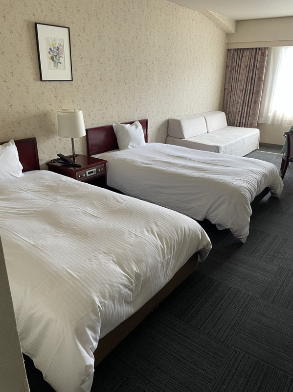 お部屋は4F洋室ツイン、新しくはなくユニットバス