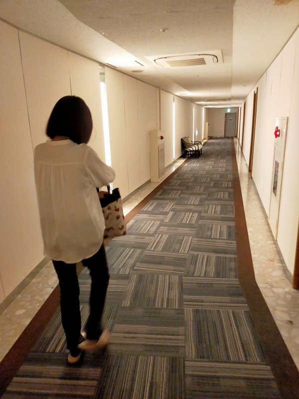 斜面に沿った細長い廊下