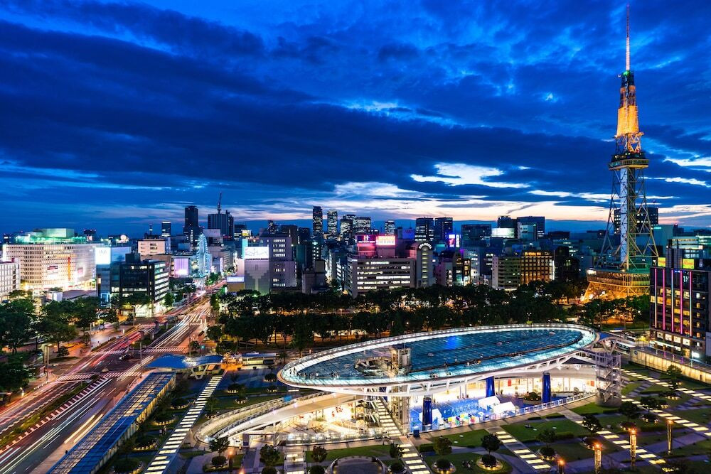 名古屋市、テレビ塔と水の宇宙船の風景