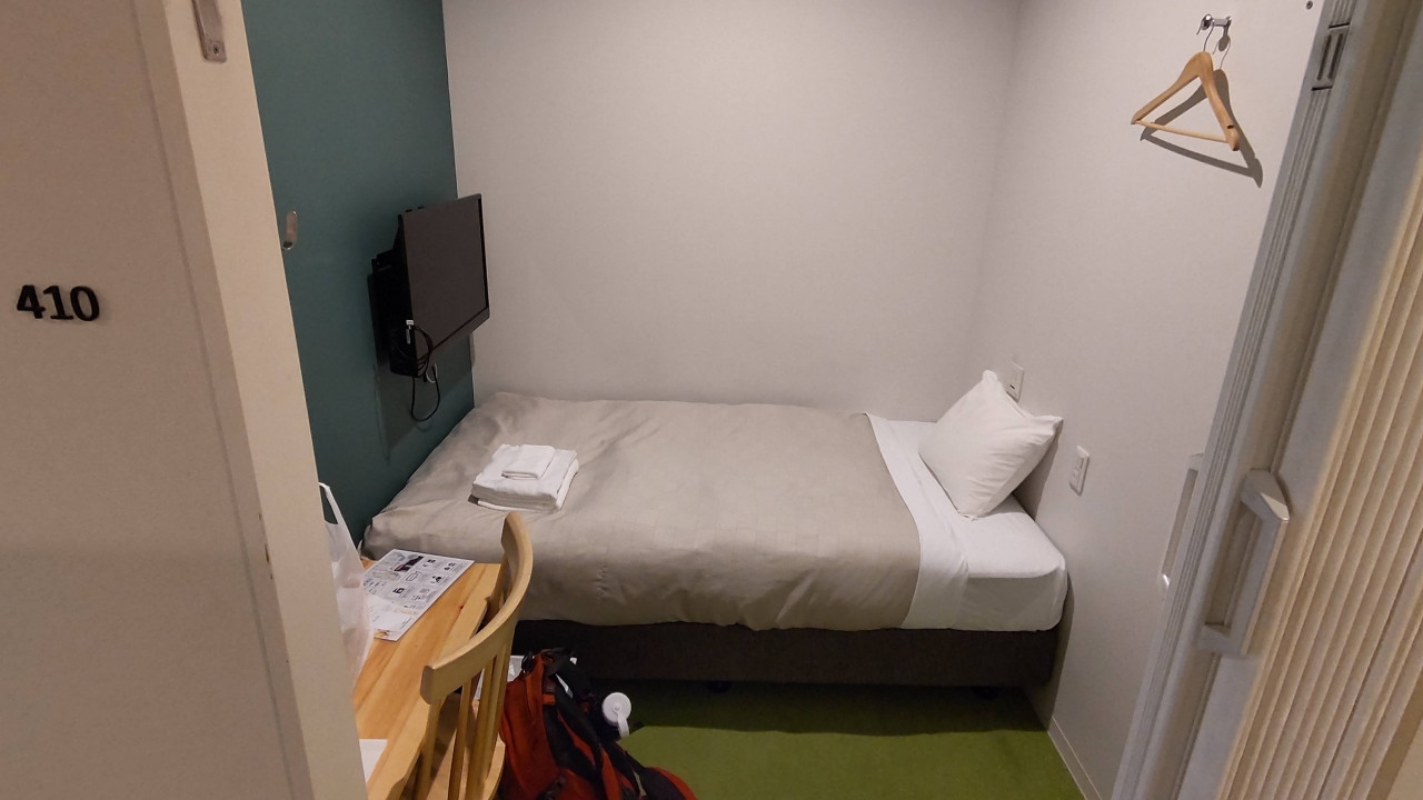 テレビもありますが、イヤホンで聞くことになります