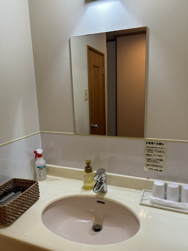 洗面台とトイレは非常にレトロな雰囲気