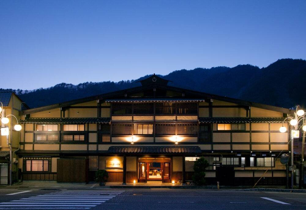 施設の正面 (日没後)