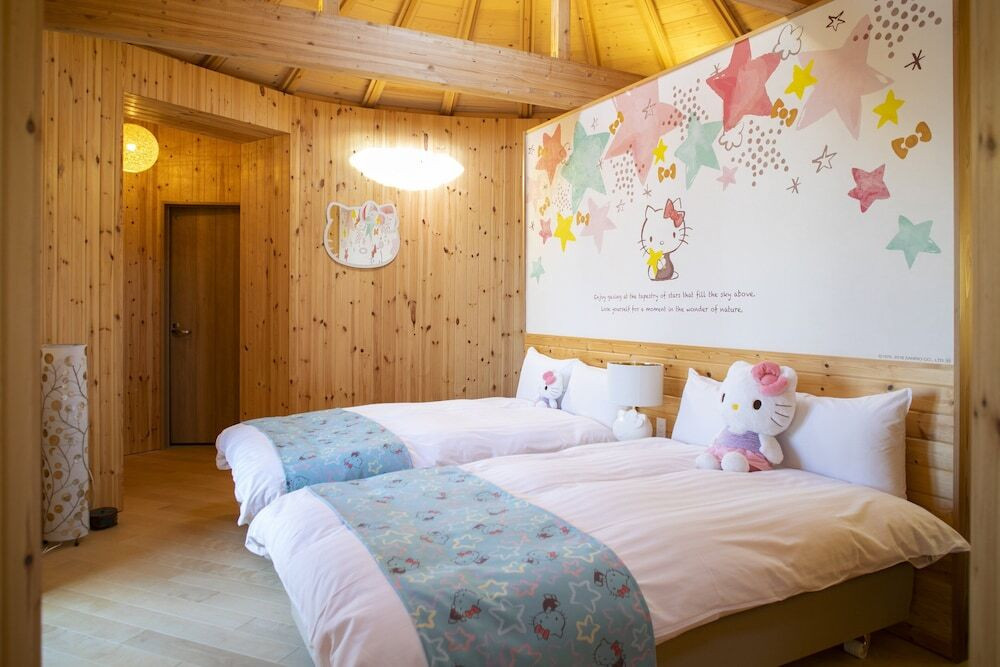 ハローキティと星に囲まれグランピング！3966036