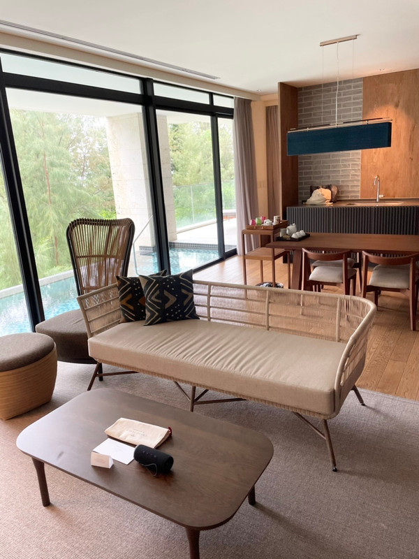 「プール付きデラックススイート」のリビングルーム。ナチュラルな家具で落ち着ける / 1