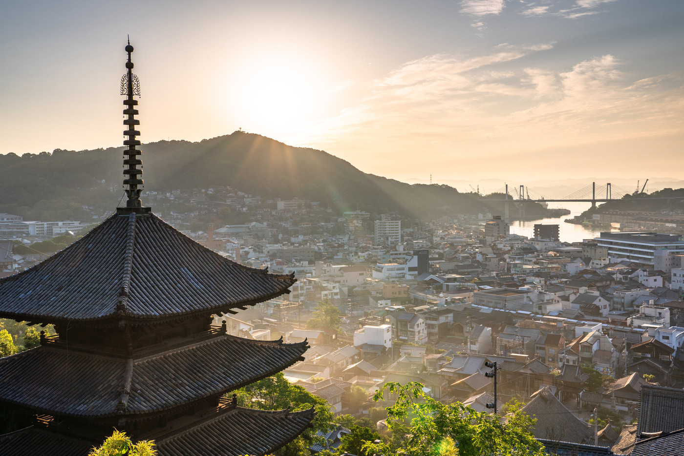《広島県》尾道の夜明け・三重の塔と太陽