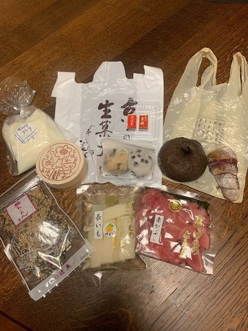 「出町ふたば」で購入した豆餅と、その他旅行中に購入した漬物など / 1