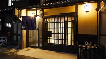 施設の正面 (日没後) / 2