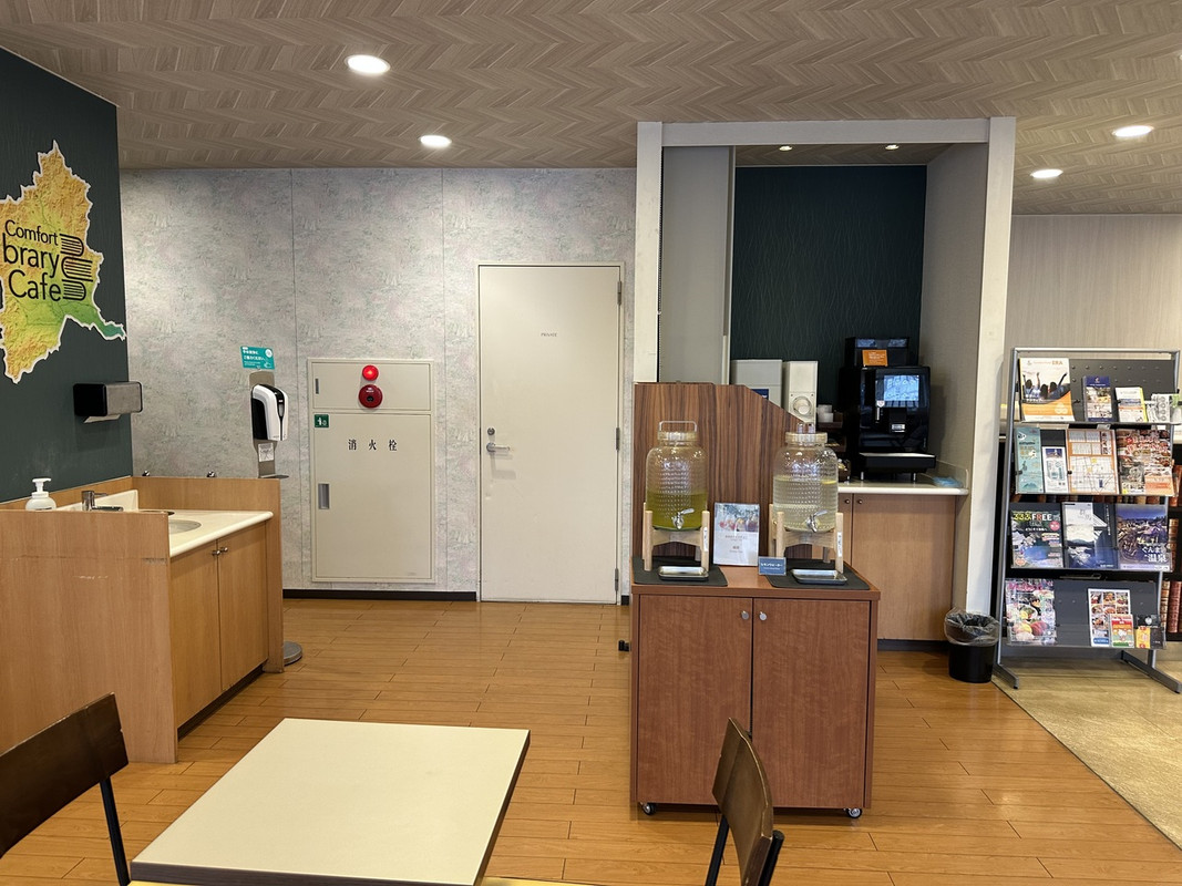 コーヒーマシーンとレモン水