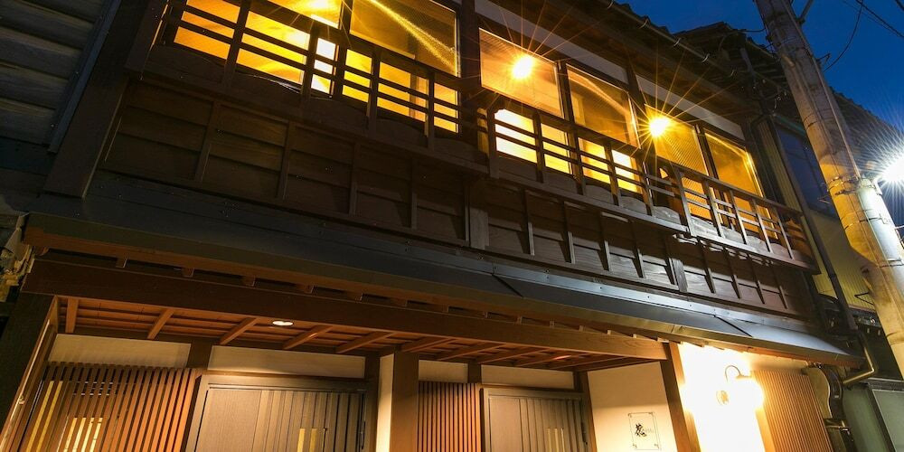 施設の正面 (日没後)