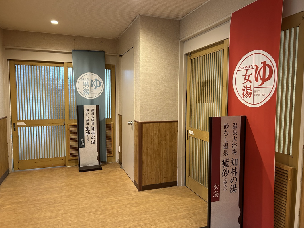 大浴場をでたところに砂蒸し風呂があり、そこでは家族一緒に体験