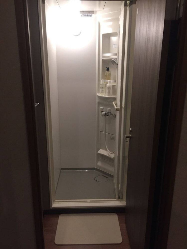 バスルームのシャワー