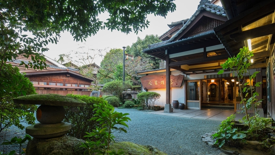 国登録有形文化財の歴史ある旅館「人吉旅館」3461142