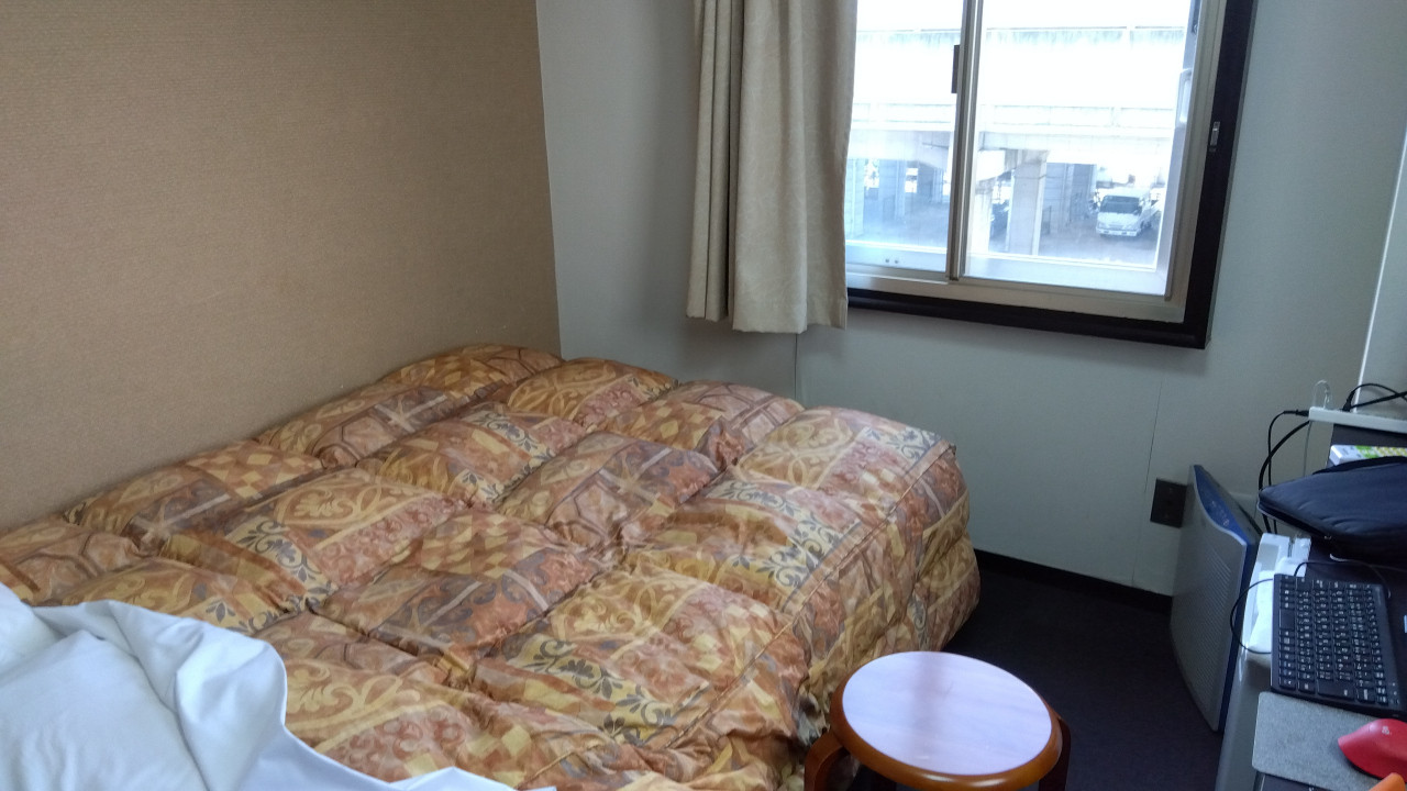 こんな感じの室内。窓の向こうは、列車 .　　