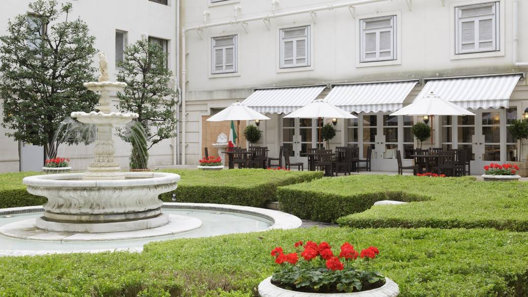 ホテルの中庭 / 1