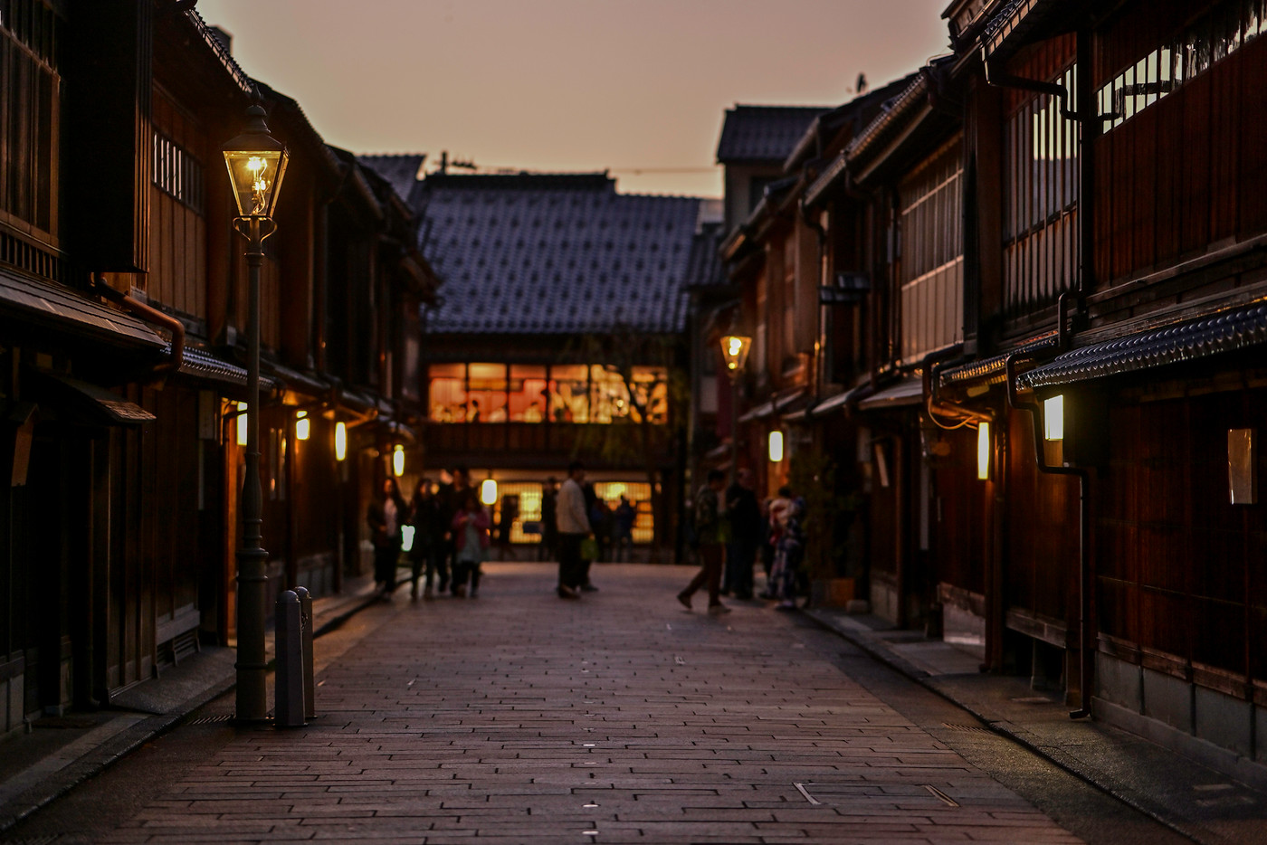 夕暮れの冬のひがし茶屋街