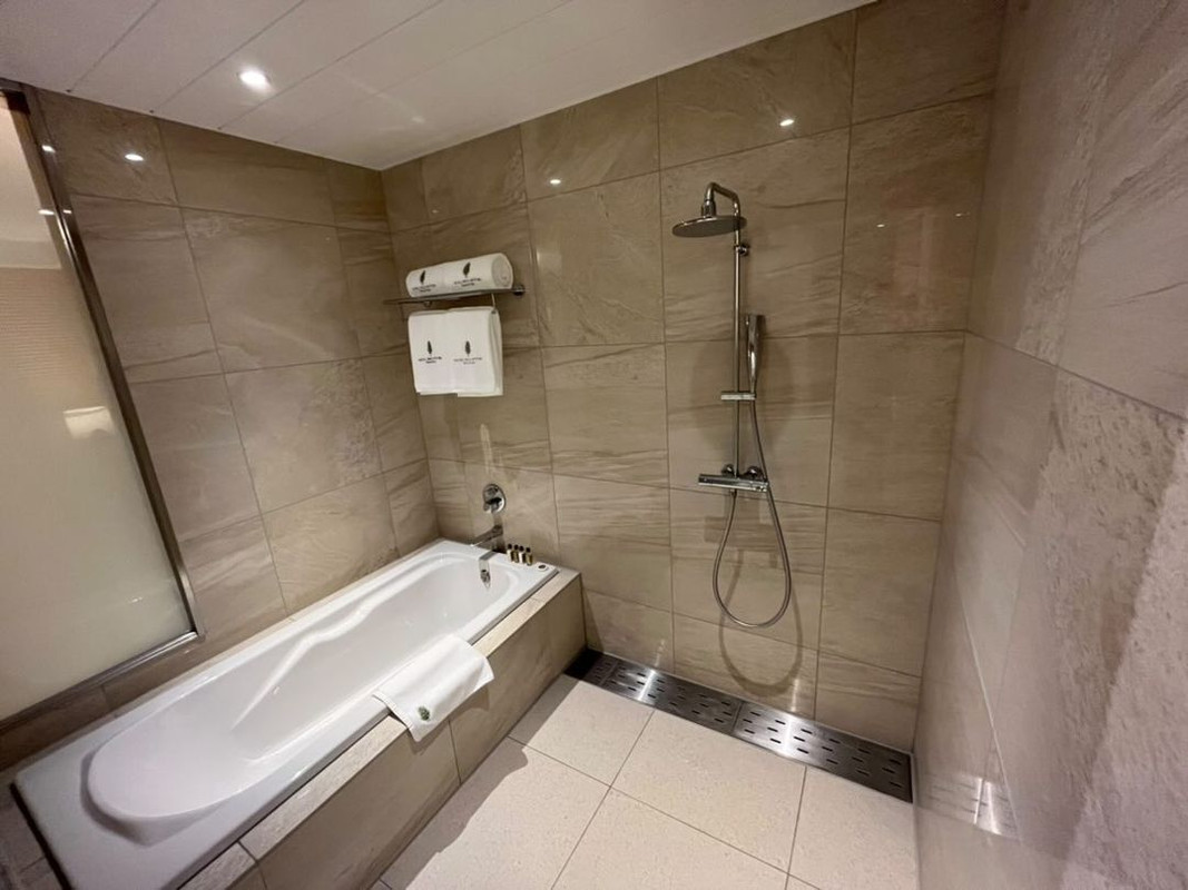 クラブウィングの「ジュニアスイート」のバスルーム。大きな浴槽で手足を伸ばして寛げる / 2